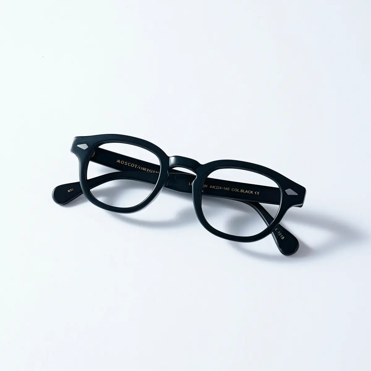 『モスコット』の黒フレームメガネ