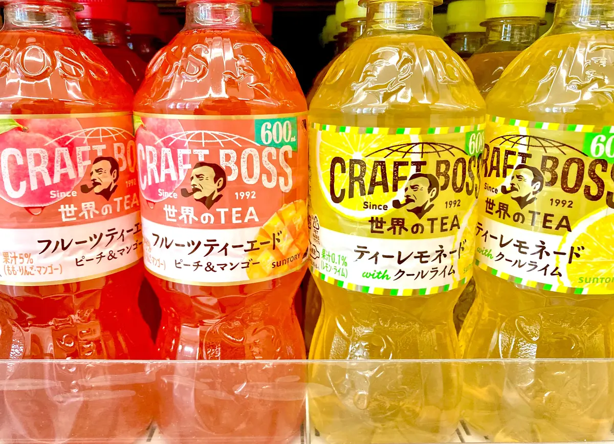 サントリー　クラフトボス世界のティー　フルーツティーエード(ピーチ＆マンゴー)　ティーレモネード(クールライム)　台湾ライチティー(ジャスミン香る)　アイスティー　ペットボトル飲料