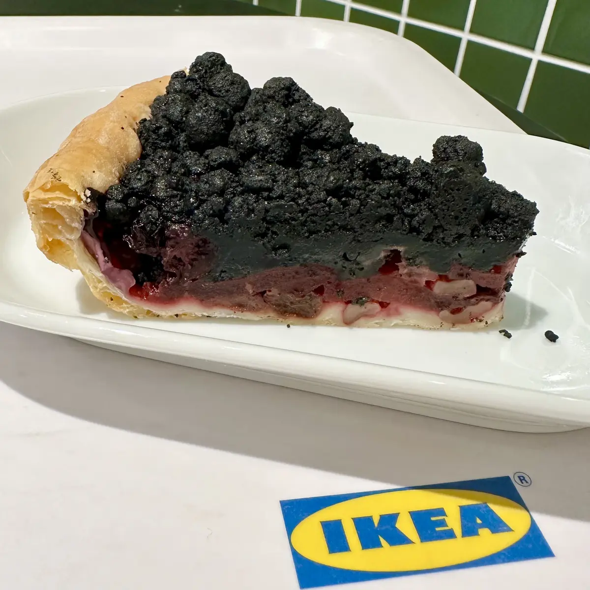 イケア（IKEA）の2023年期間限定ハロウィンフェア：ドラキュラアップルクランブルケーキ