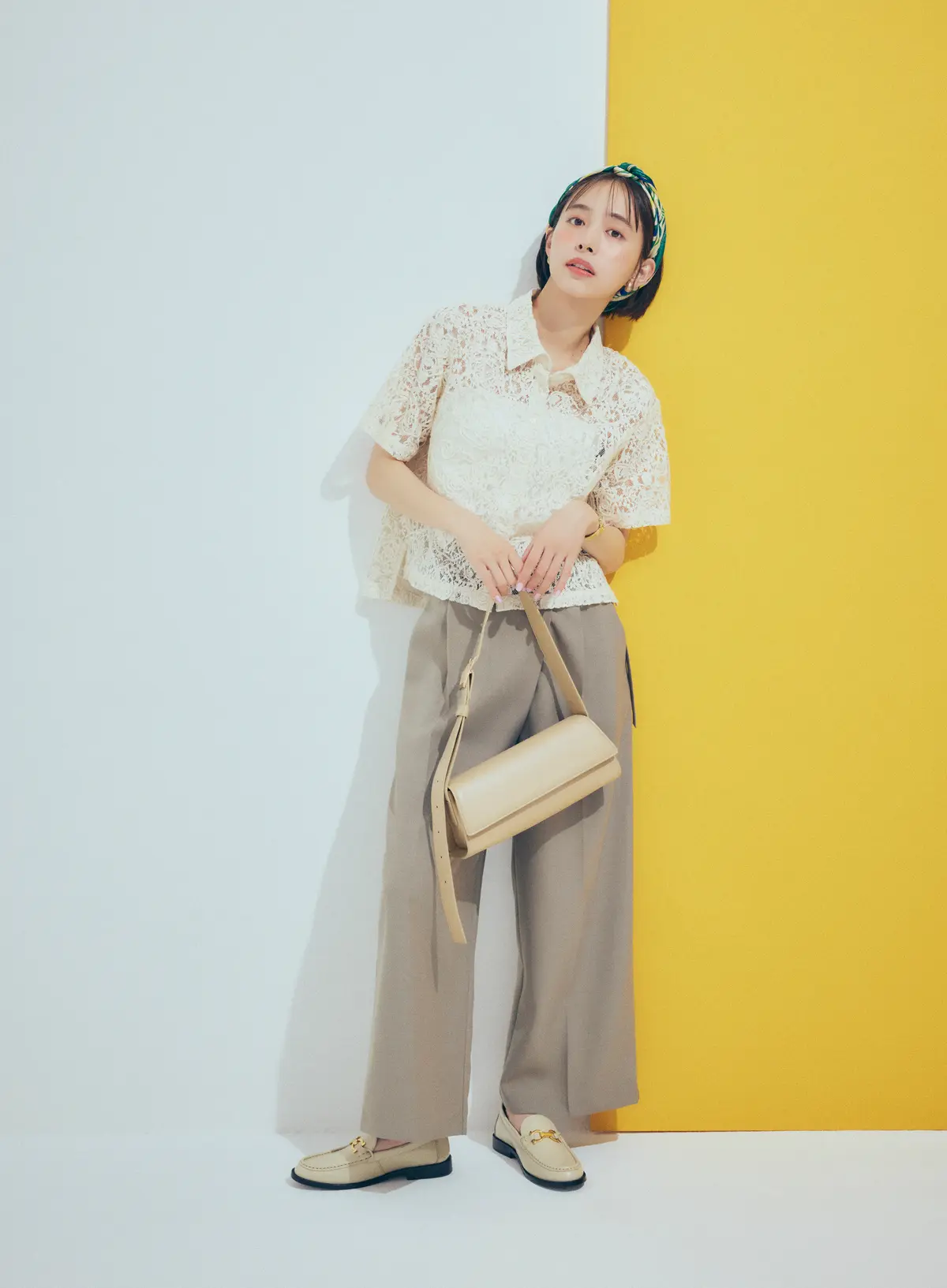 井桁弘恵　シャツとパンツ　全身