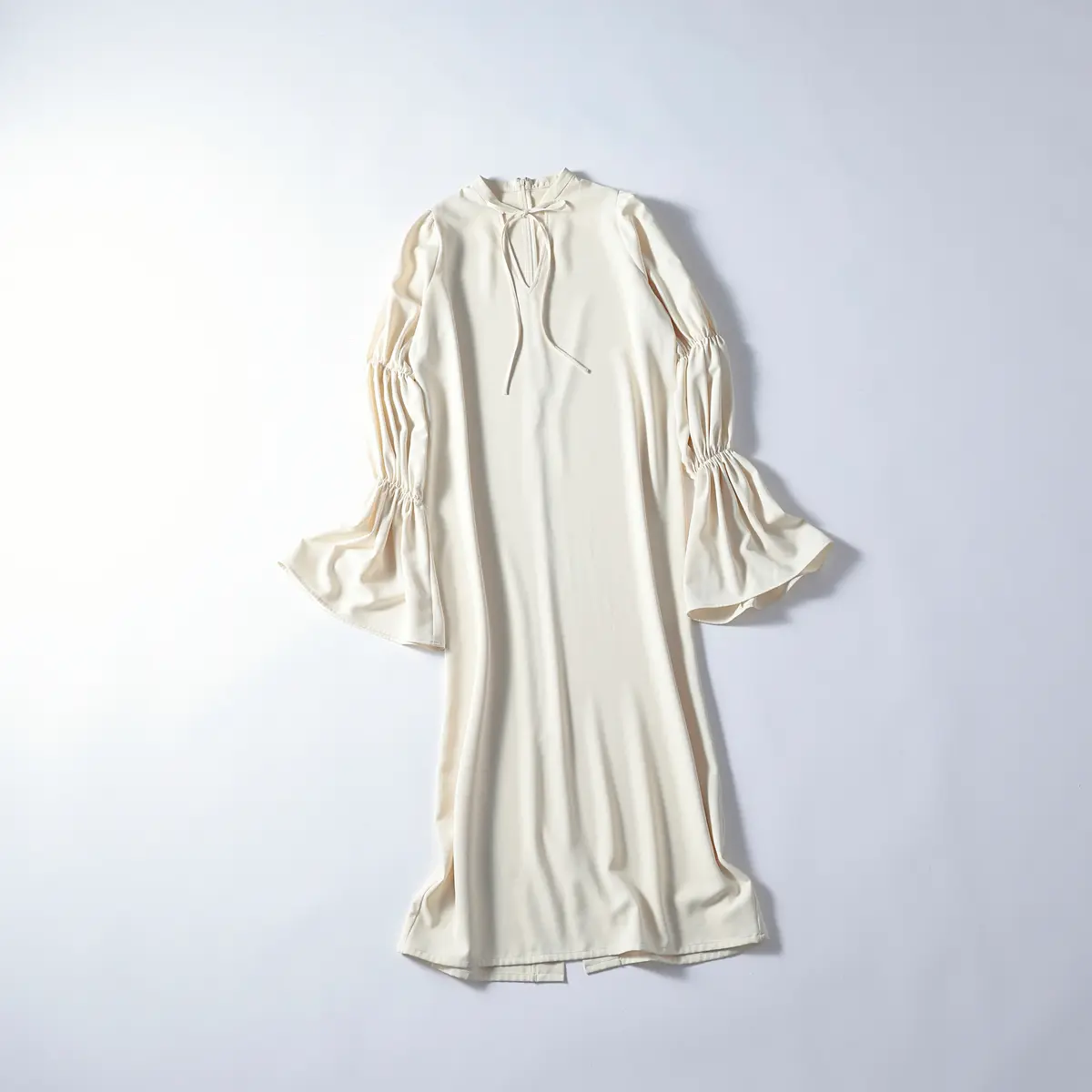 『AKTE』の白ワンピース