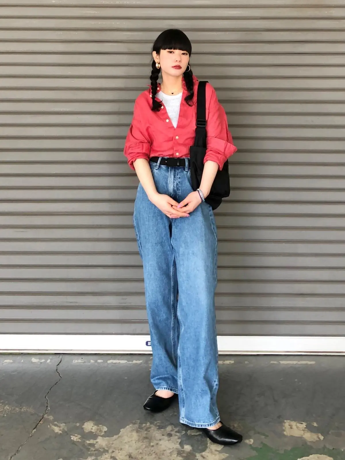 ユニクロ　マルチポケットショルダーバッグ　ピンクシャツコーデ