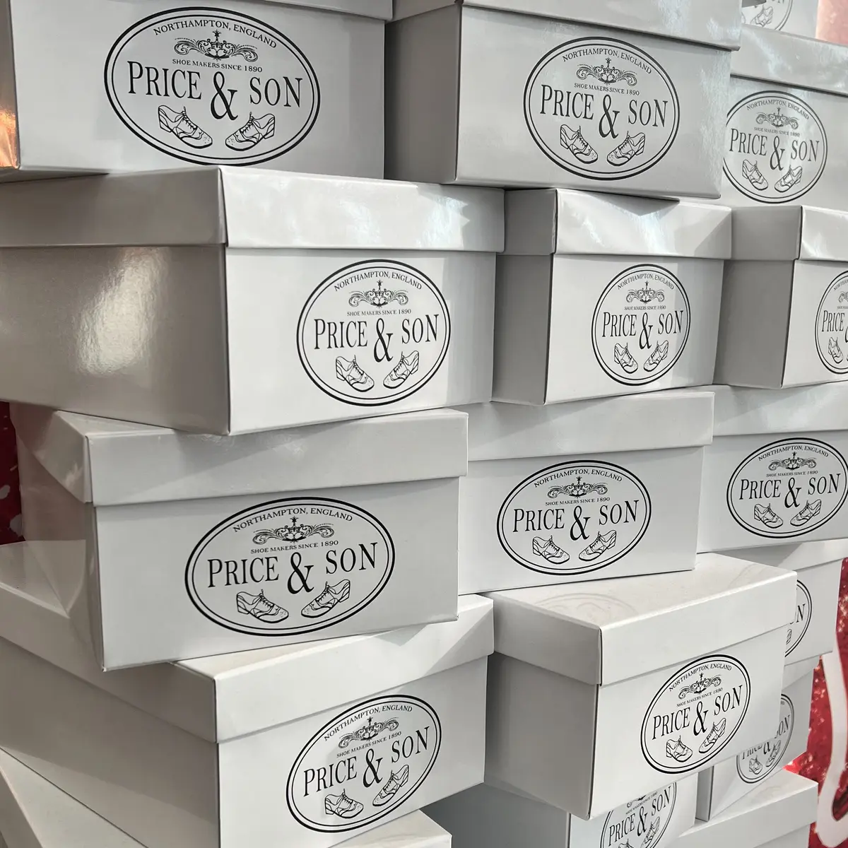 物語の要となる、『プライスアンドサン』の商品