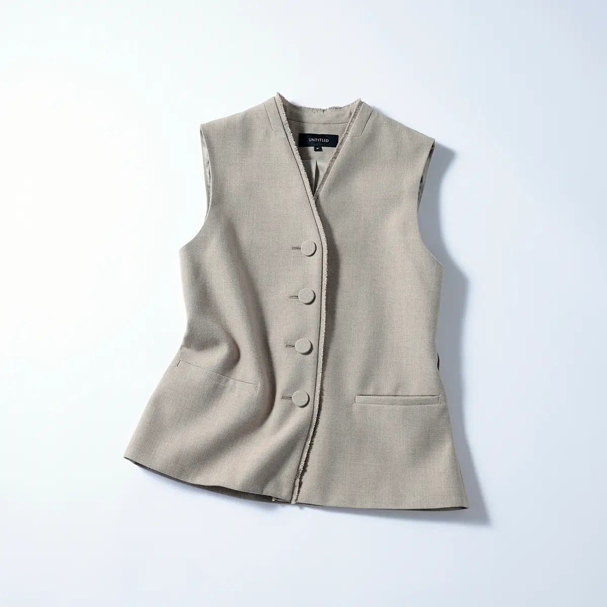 『アンタイトル』のベージュジレ