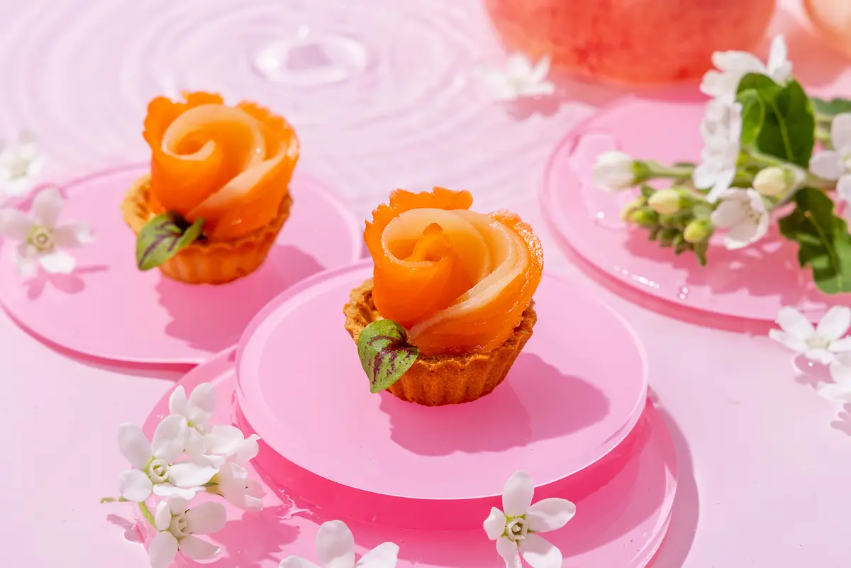 スモークサーモンと桃のロザスをタルト仕立て