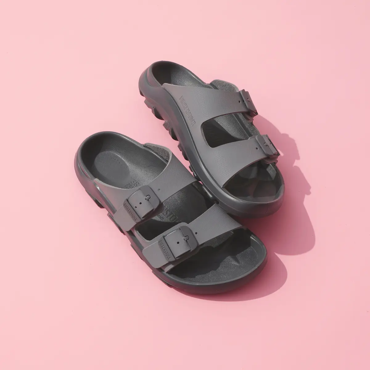 「BIRKENSTOCK（ビルケンシュトック）」のダブルストラップサンダル