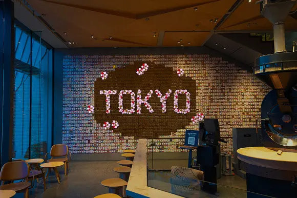 その他には、コーヒーカード3,000枚をバックに「TOKYO」の文字が浮かび上がる 人気のフォトスポット「カードウォール」もSAKURA時期ならではのウォールアートに模様替え。