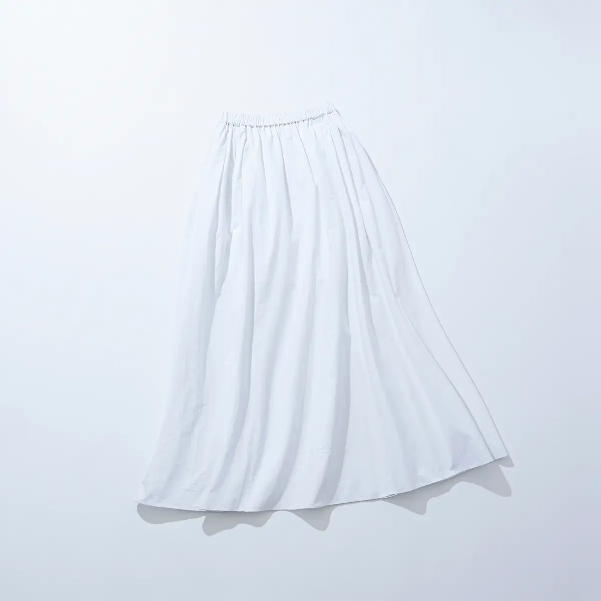 白のフレアスカート