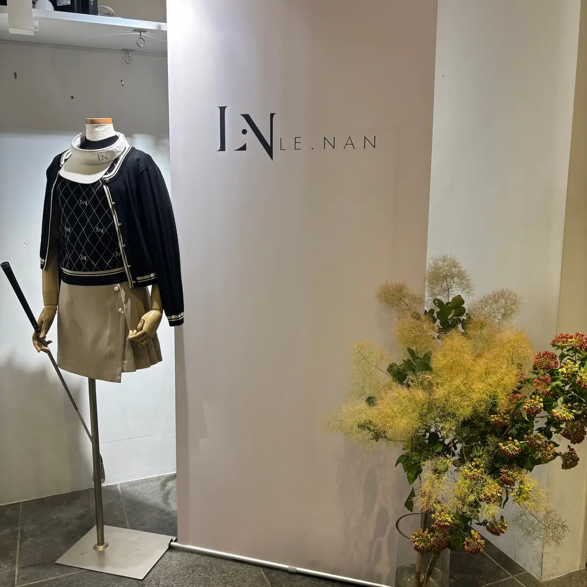 【週末限定!】私服でも着られる上品でお洒の画像_1