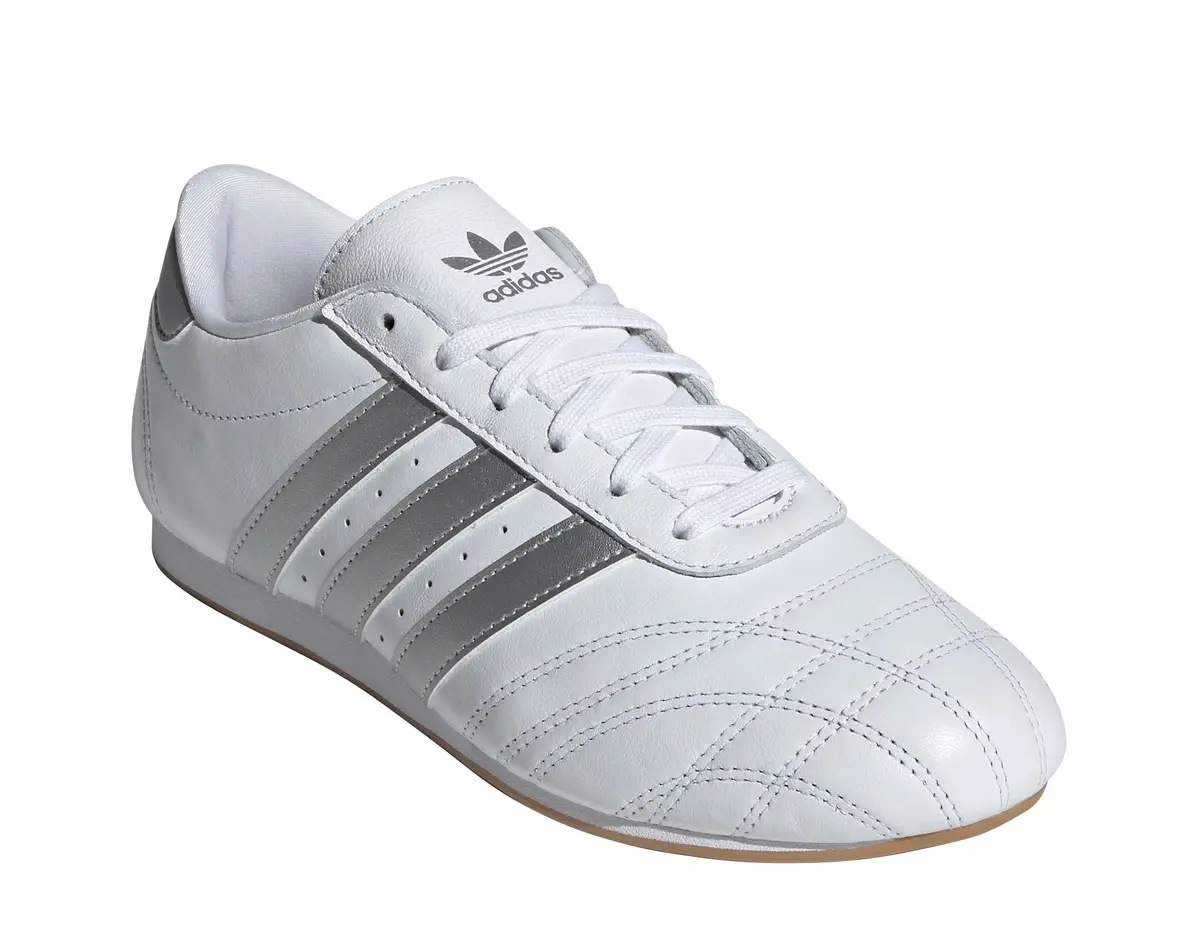 テコンドーシューレース　白スニーカー　アディダス