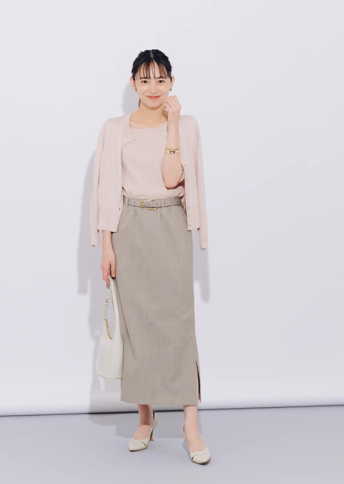 井桁弘恵　ベストとスカートコーデ　より