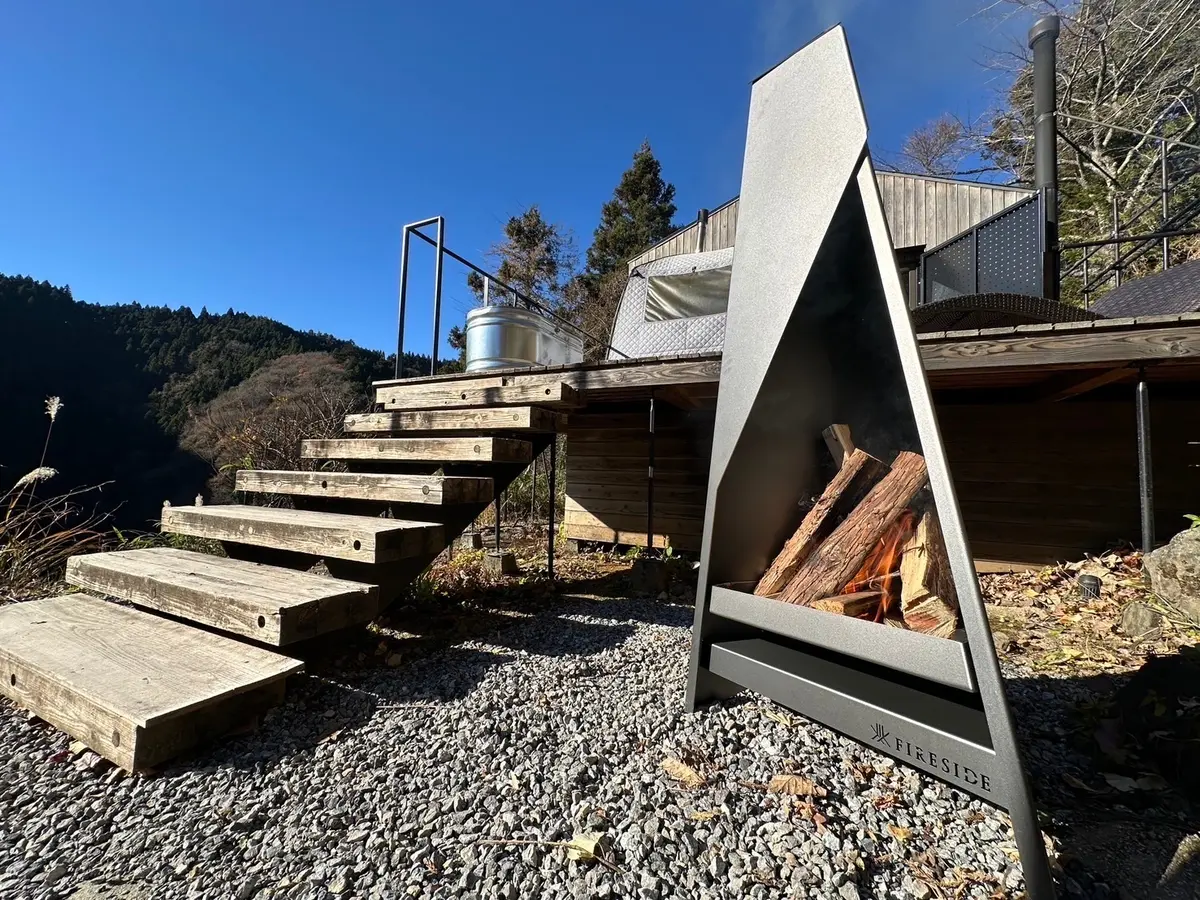 湧き水の薪風呂と、揺らめく焚き火。