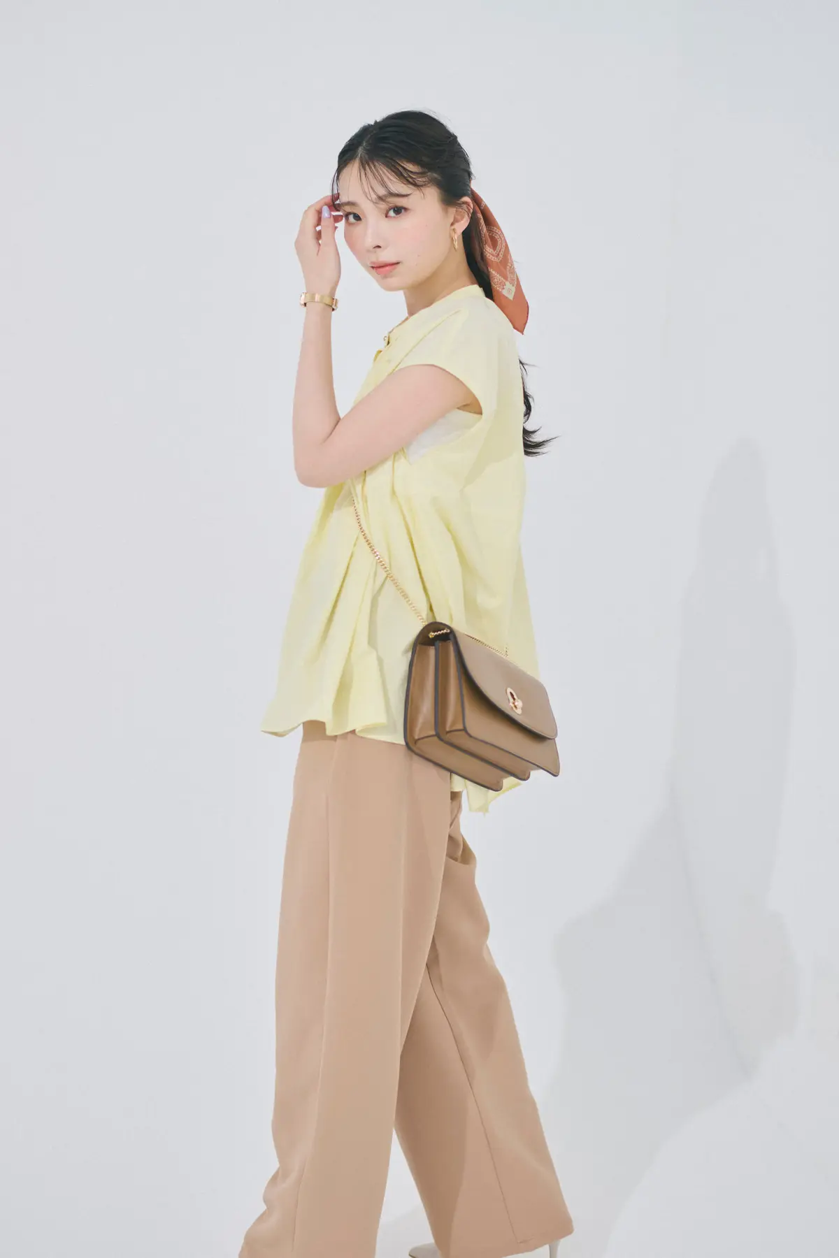 川口ゆりな　ブラウスとパンツ　全身コーデ