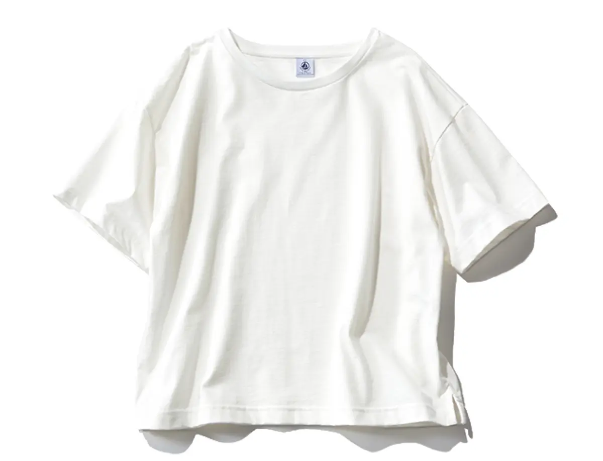 2023夏トレンドの短い丈のクロップト白Tシャツ
