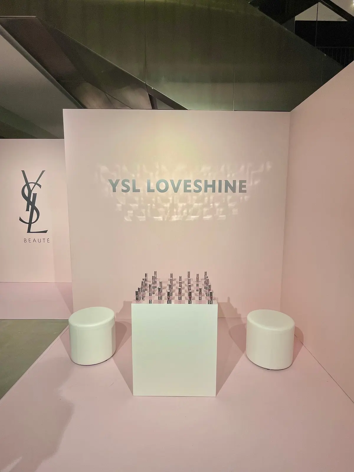 東京・渋谷で開催中のイヴ・サンローラン ポップアップ「YSL LOVESHINE FACTORY」