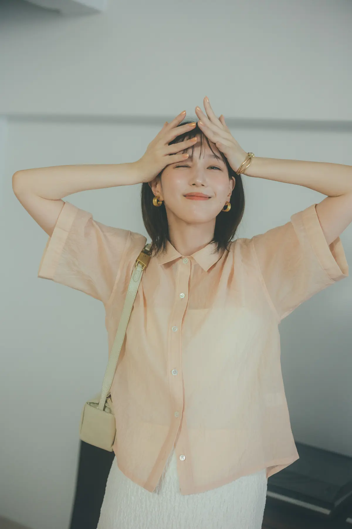 本田翼 ピンクのシアーブラウスと白スカートのコーデ