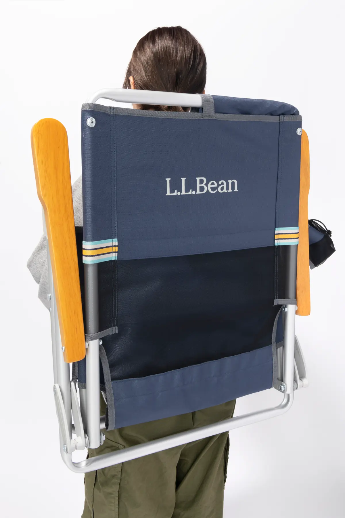 『L.L.Bean』の椅子を背負ったときの画像