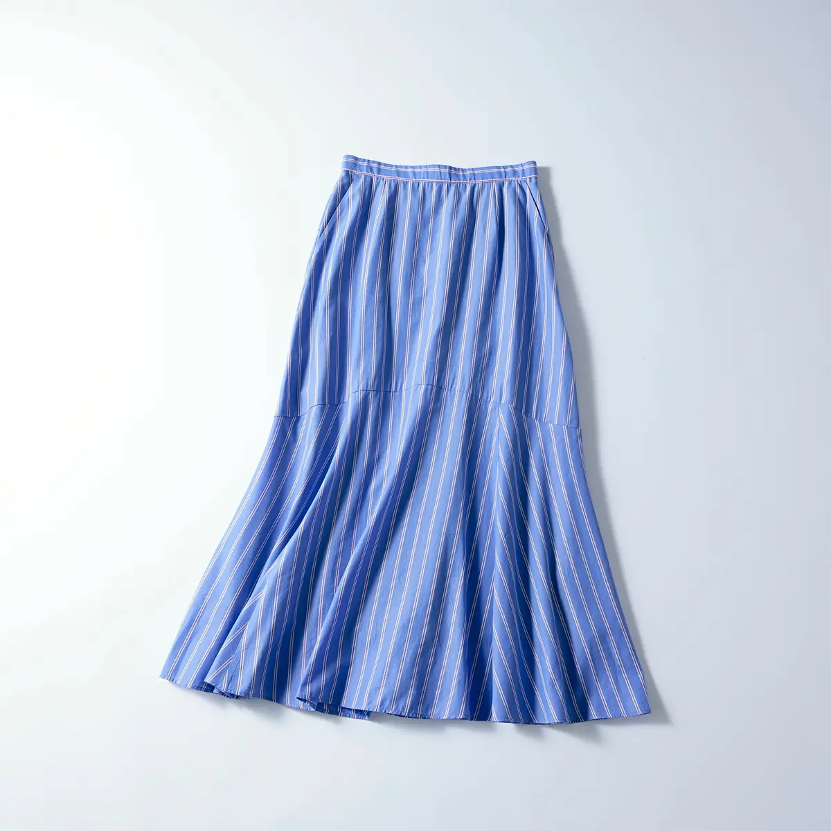 『アンタイトル』のストライプスカート