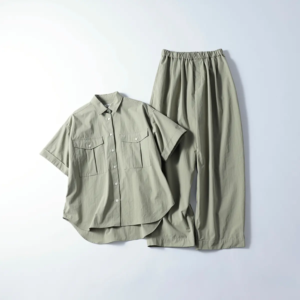 『マイカ アンド ディール』のカーキセットアップ