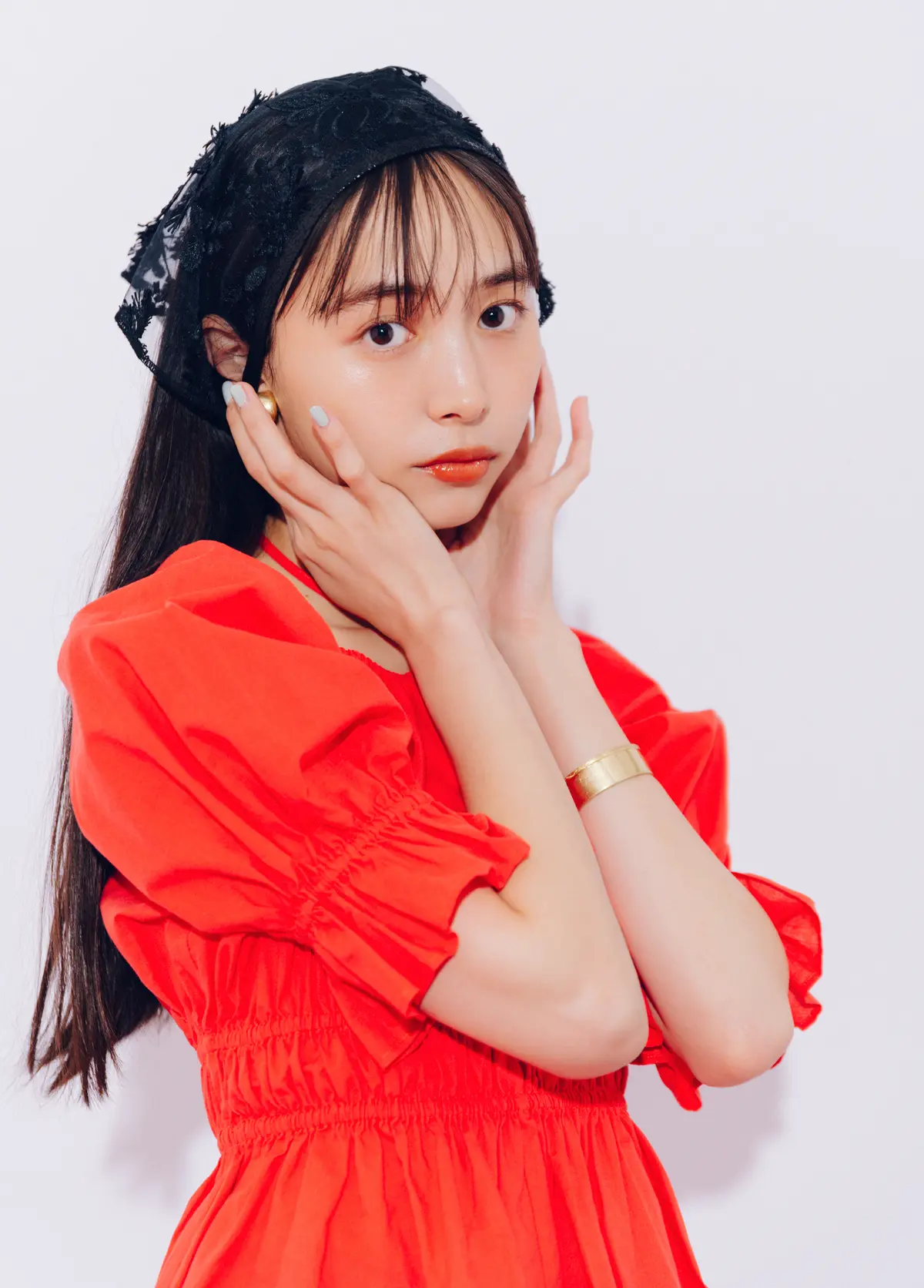 井桁弘恵　ブラウスとパンツコーデ　より