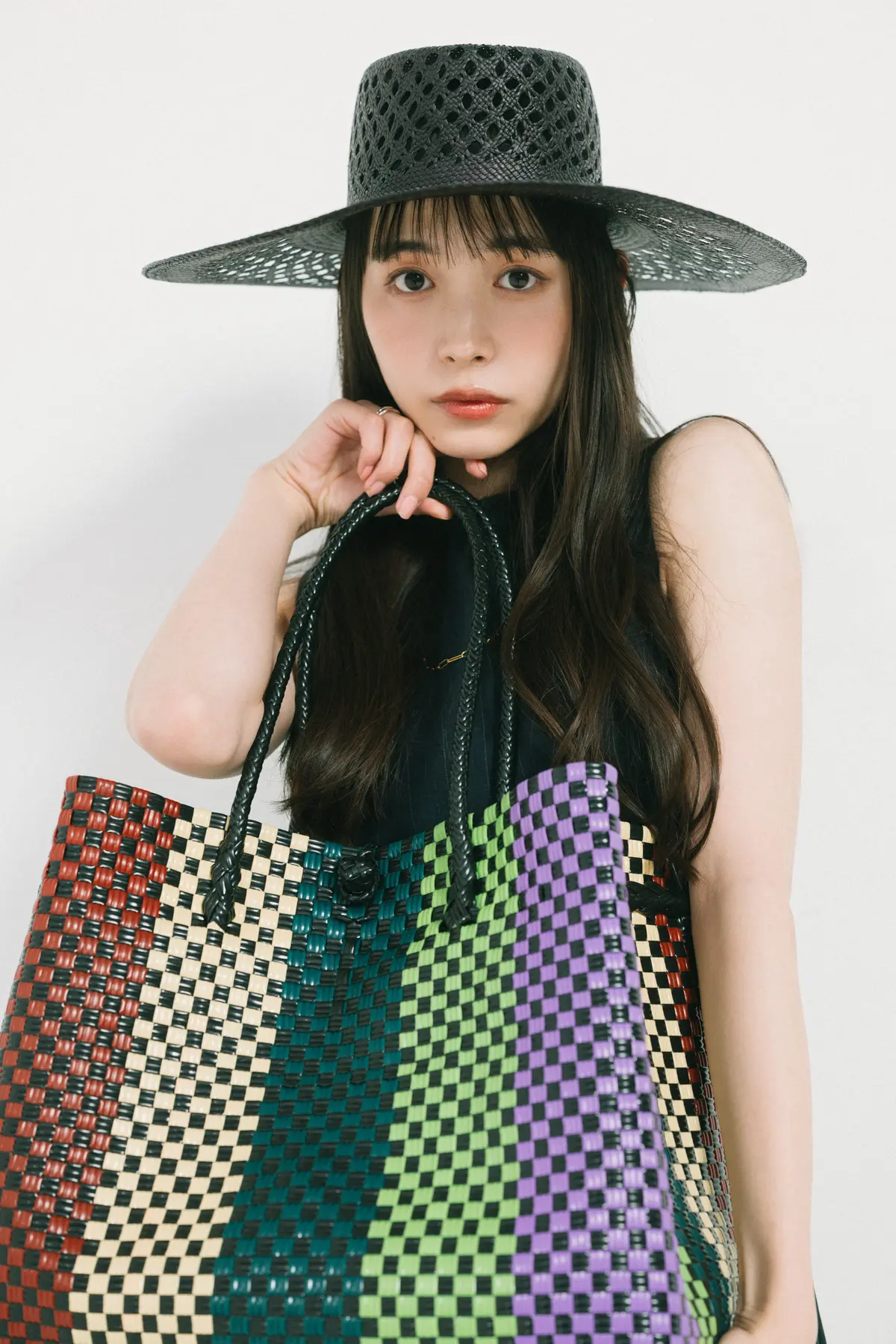 井桁弘恵 チュニックとパンツコーデ より