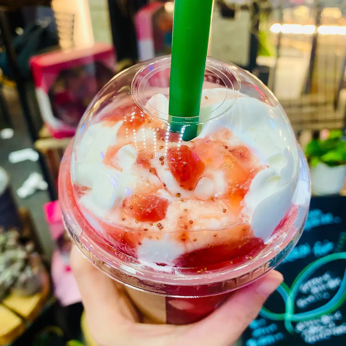 THE 苺 フラペチーノ スペシャルver