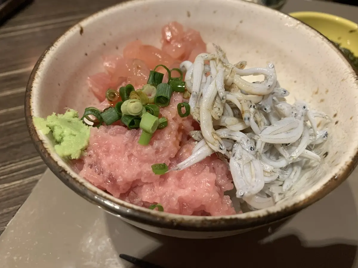 〈横浜ベイシェラトン ホテル&タワーズ〉横浜ベイシェラトン　朝食　朝食ブッフェ　ホテル朝食　モーニング　神奈川朝食　三崎マグロと湘南しらすの海鮮丼　横浜ベイシェラトン　朝食