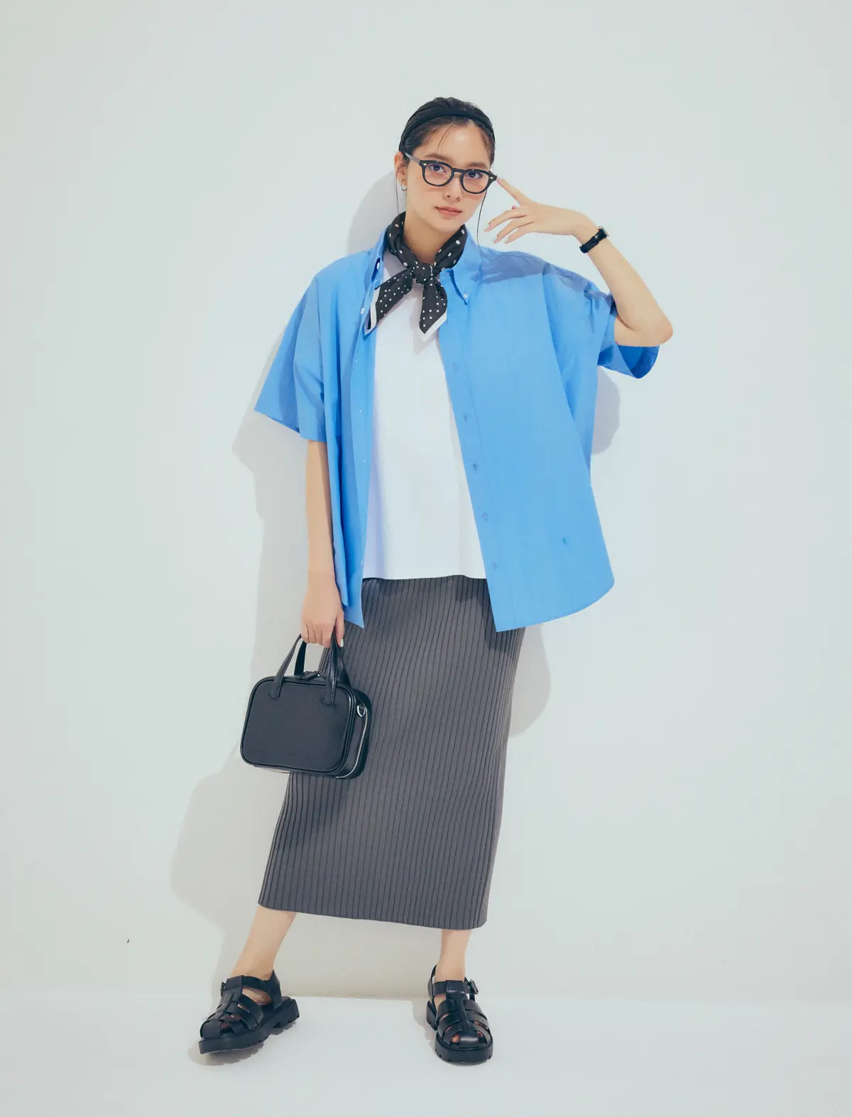 新川優愛 シャツとスカート　全身