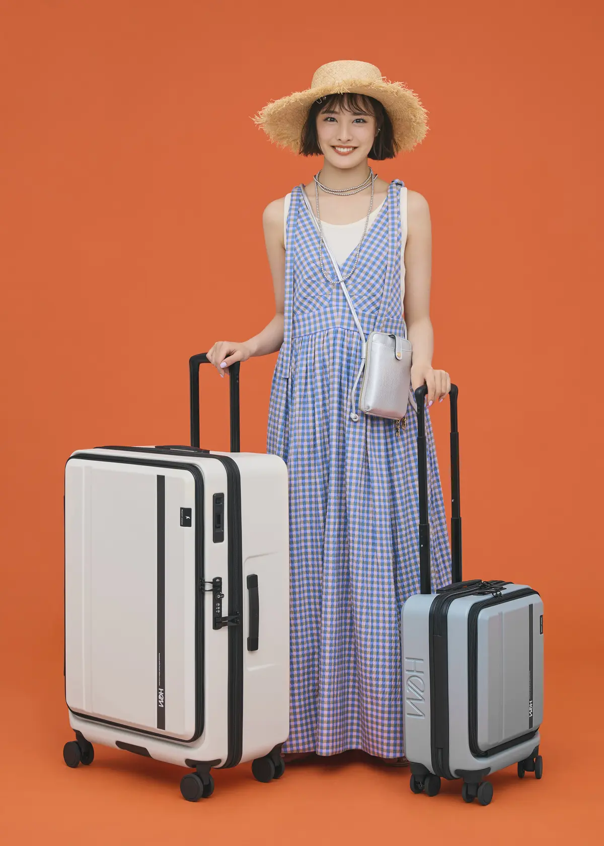 大友花恋　スーツケース　『HeM』×『TRANSIT LOUNGE』長期滞在の海外旅行には、 大容量のLサイズと2個持ちで！