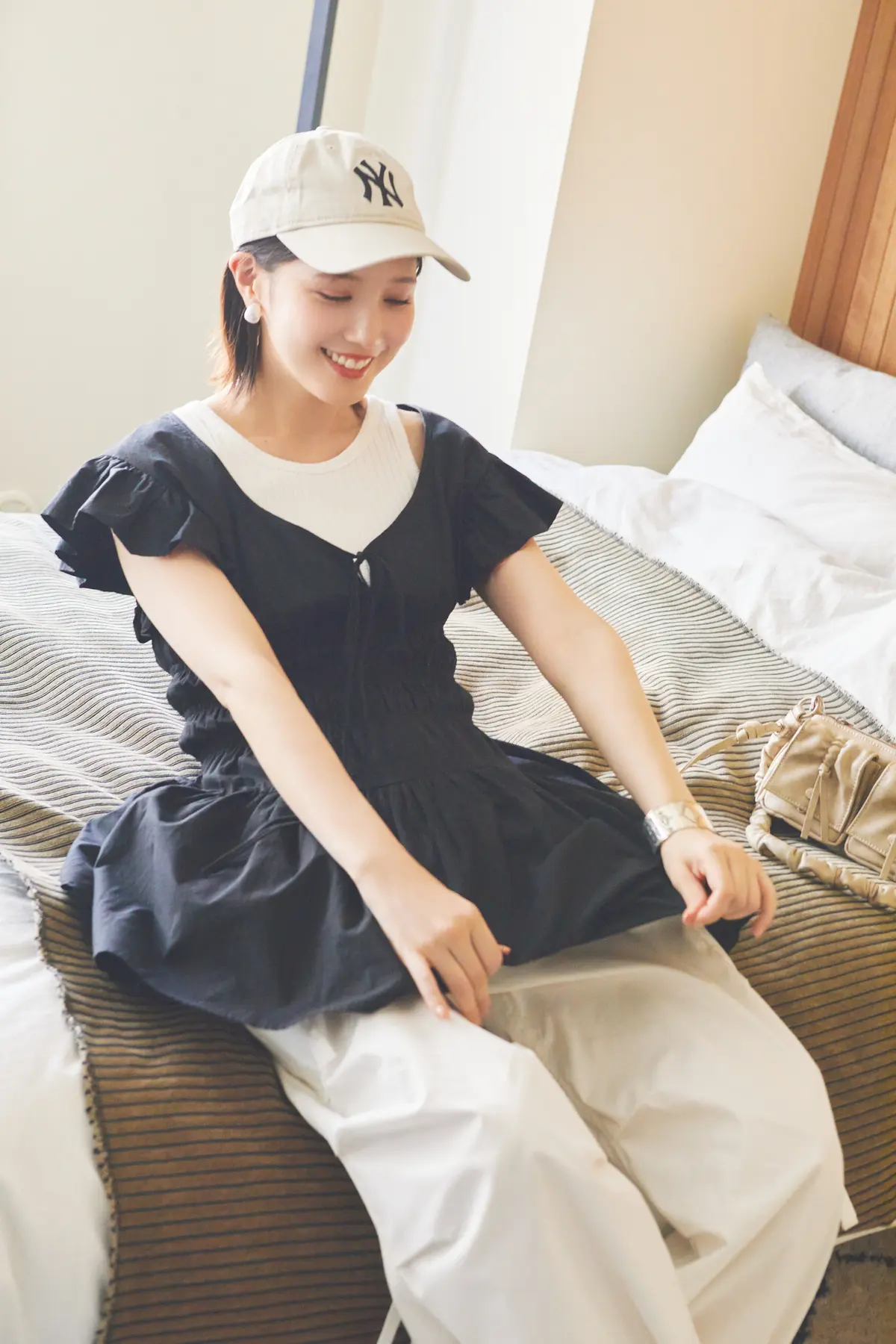 本田翼　黒ブラウスと白のカーゴパンツコーデ