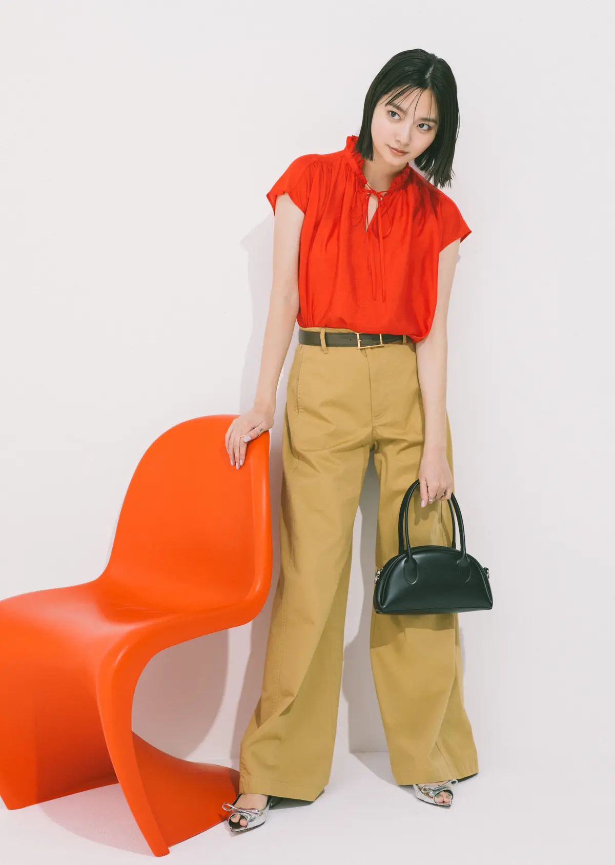 新川優愛　パンツコーデ