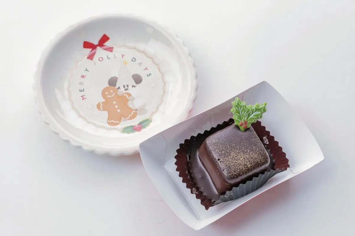 ディズニーランドクリスマスメニュー人気「チョコレートケーキ（ナッツ入り）、スーベニアプレート付き」