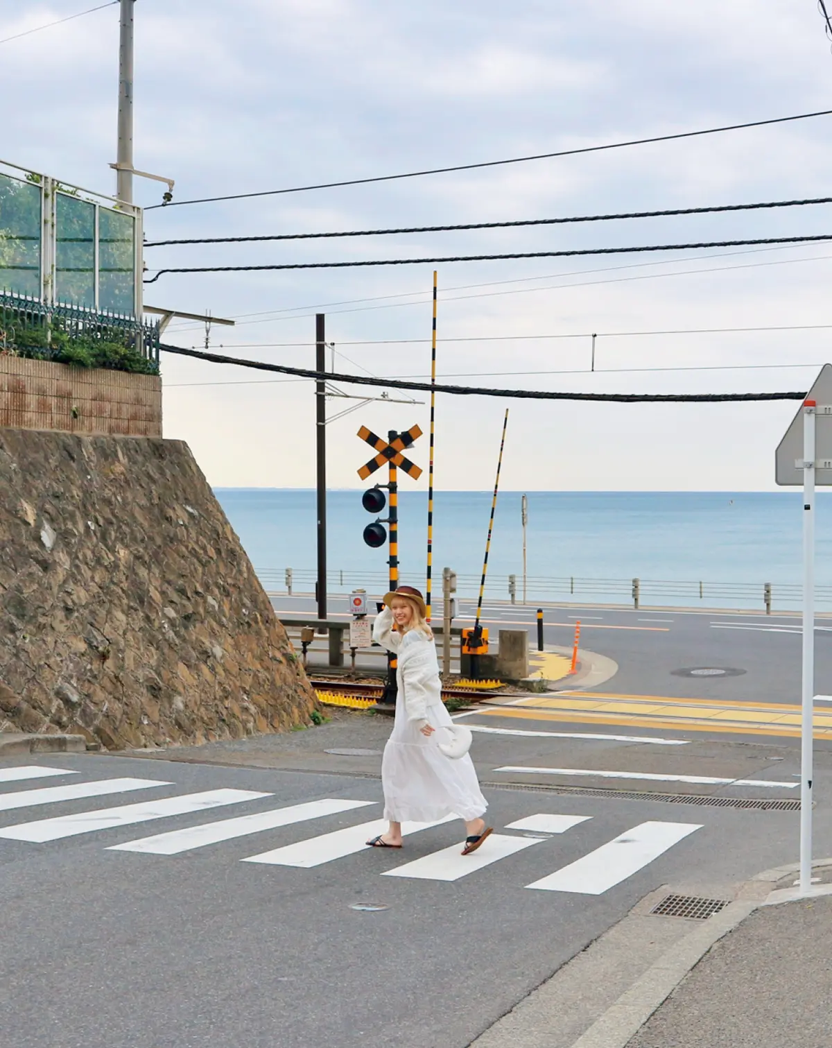 神奈川県　鎌倉高校前1号踏切の前を歩く女性