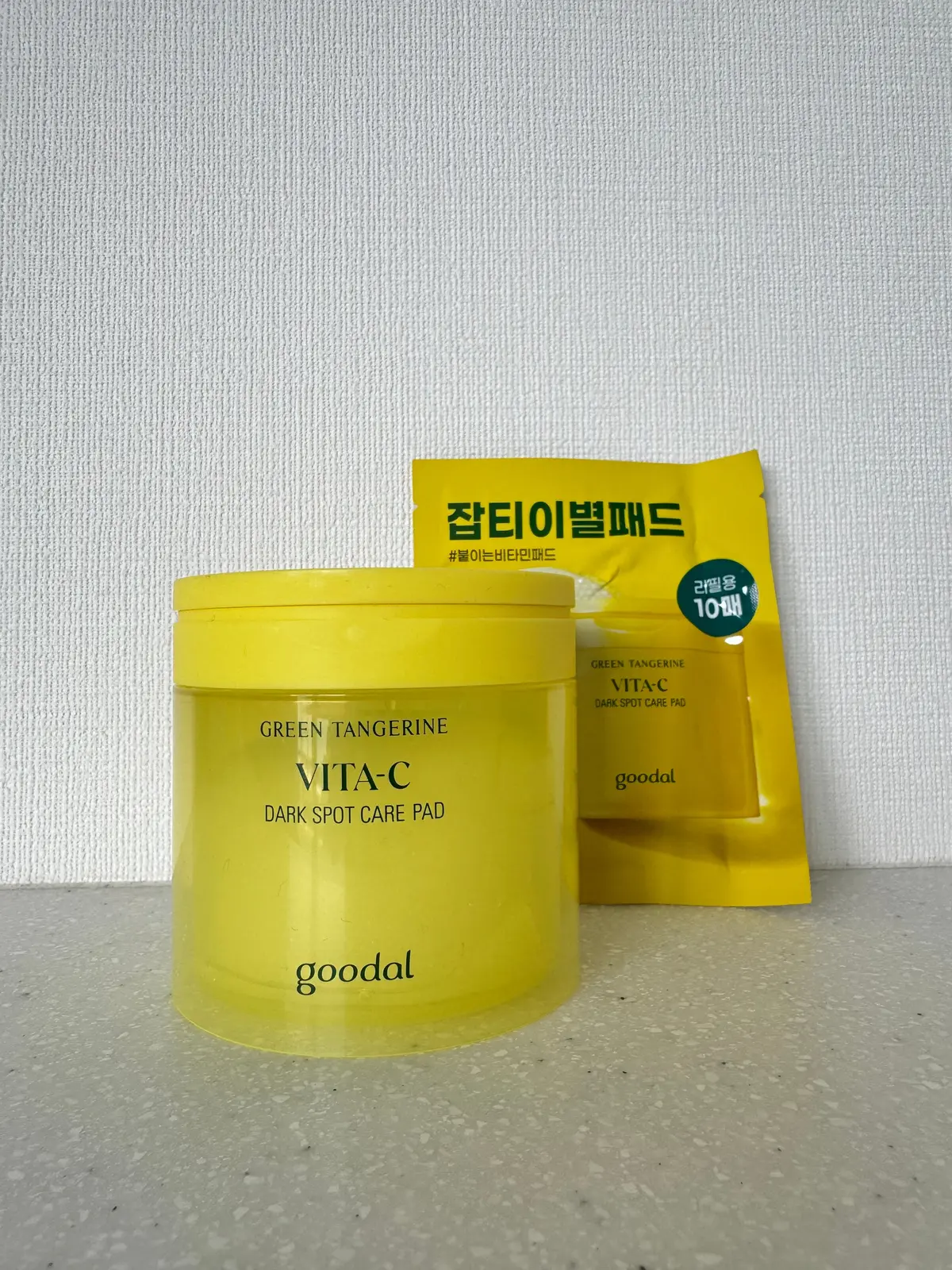 goodal グリーンタンジェリンビタCダークスポットケアパッド　中身を1枚出した画像