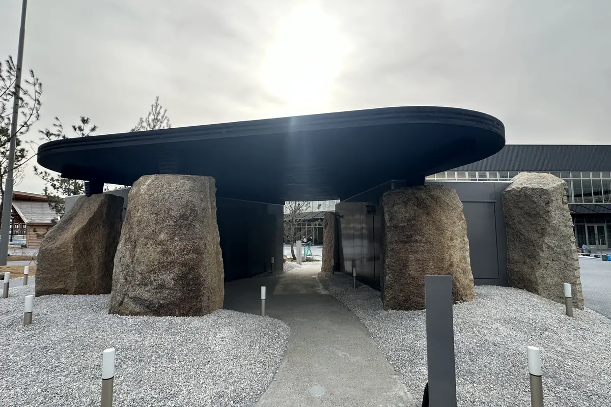 大阪・関西万博2025で若手建築家が手がけたトイレ2こと“残念石トイレ”