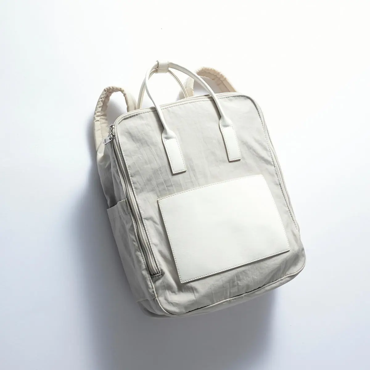 1万円台のきれいめリュック　Awwの白ナイロンリュック