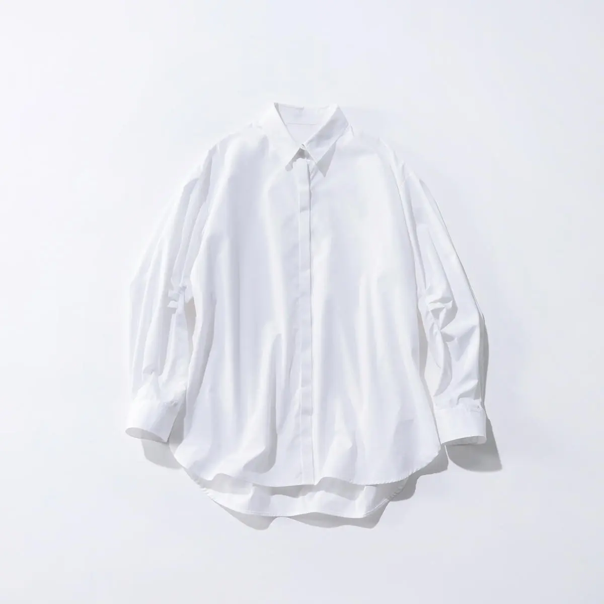 『ルーニィ』の白シャツ