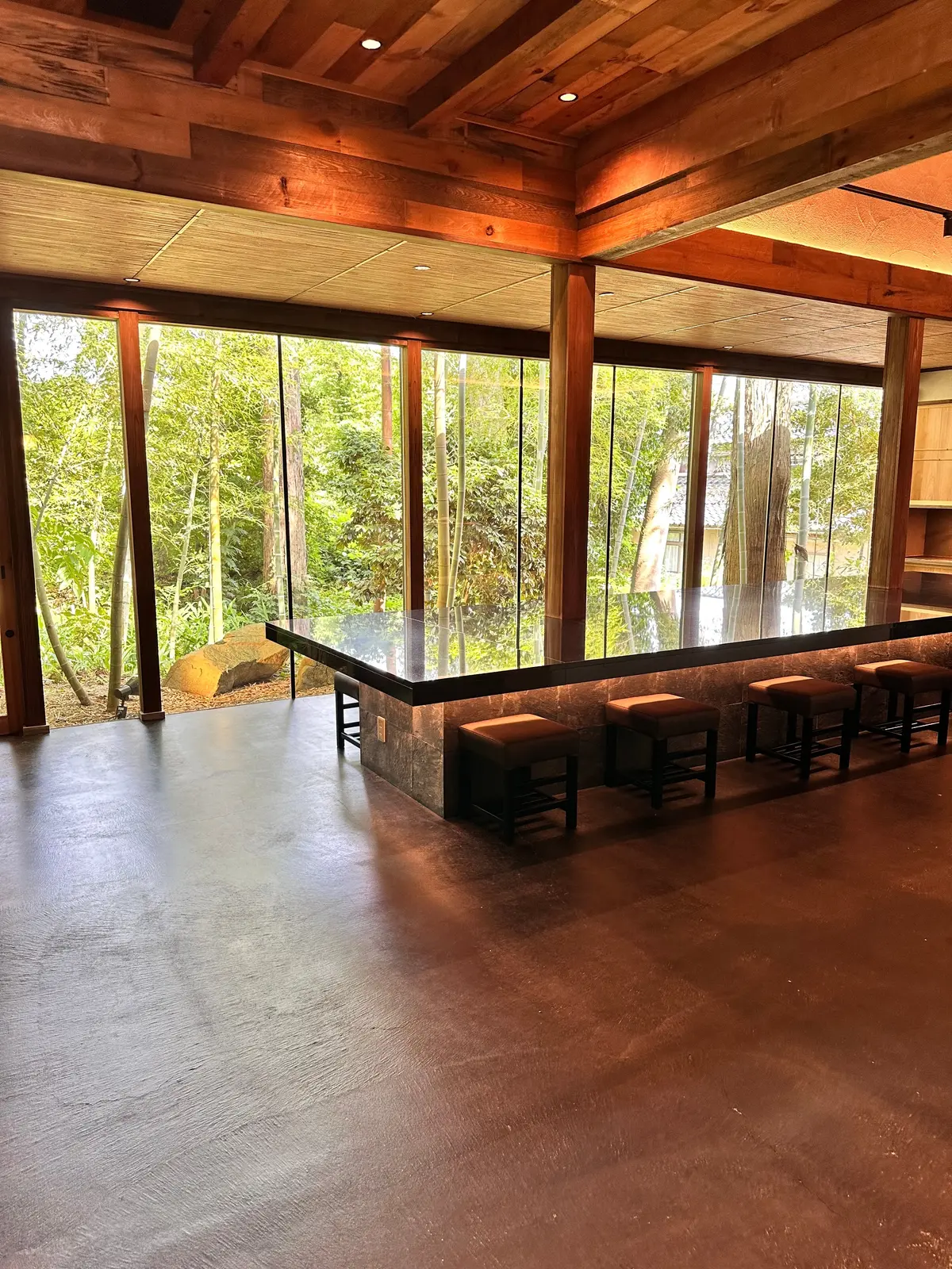 店内に入ってまず目に入るのが自然あふれる景色🌲と広々とした席！