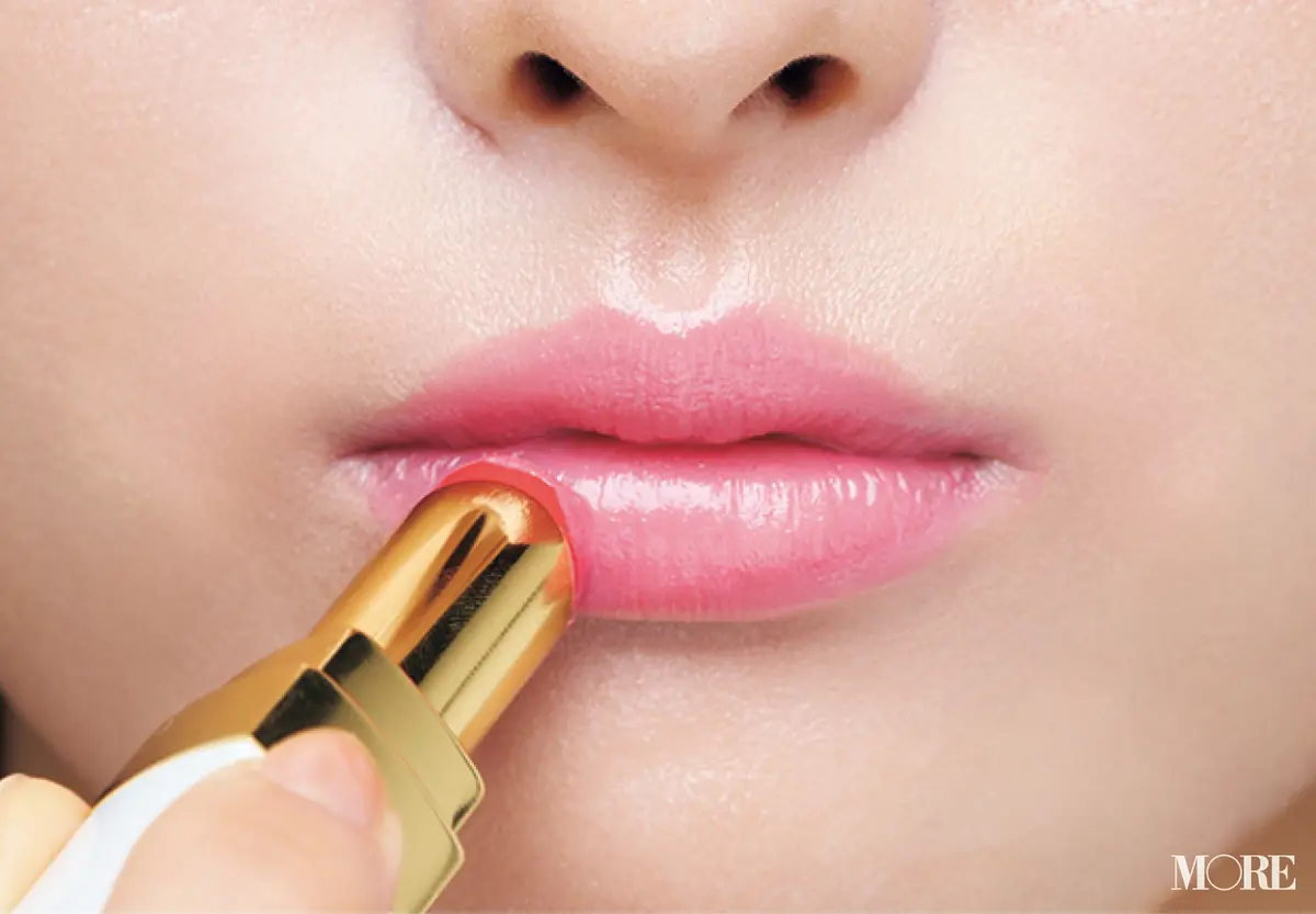 赤のリップを塗っている口元