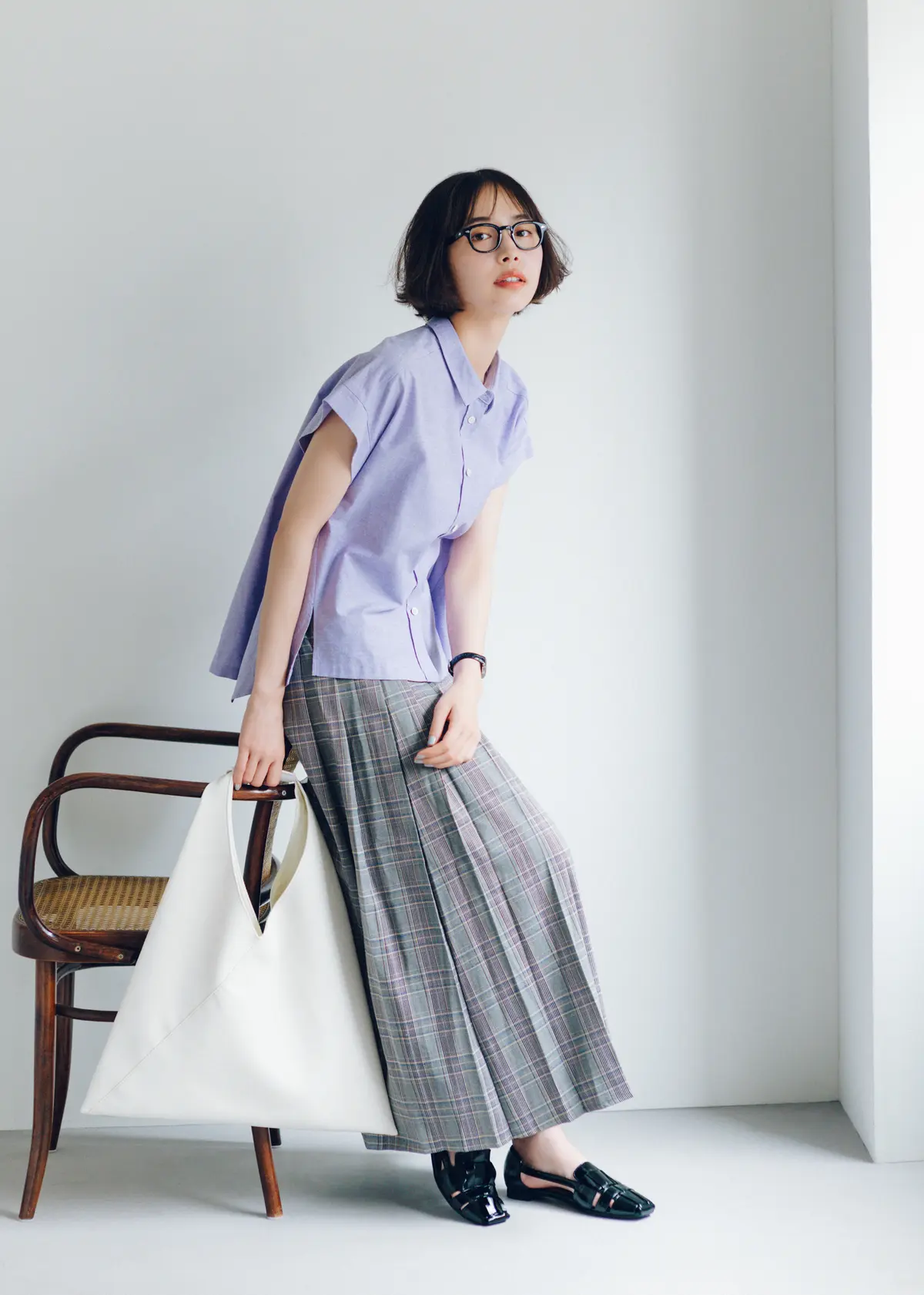 井桁弘恵　シャツとスカート　全身コーデ