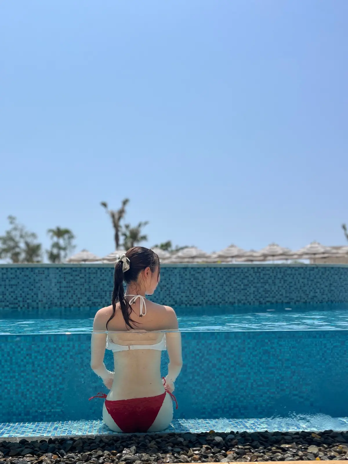 「ヒルトン沖縄宮古島リゾート」プールに入る女性