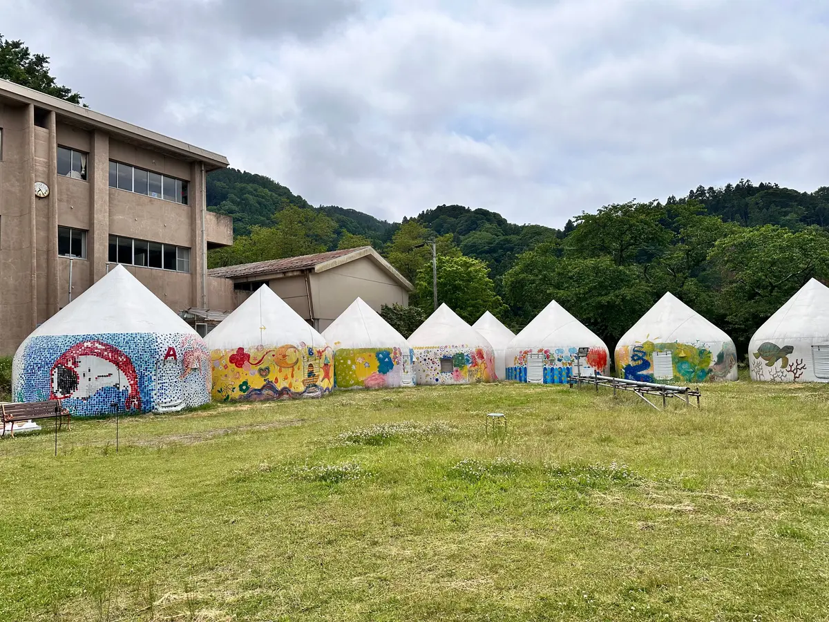 能登空港から車で約40分の所にある、旧深見小学校は過疎化により廃校となった小学校を活用したキャンプも可能な宿営所です！⛺  校舎内にも泊まれる場所はありますが、校庭におしゃれなインスタントハウスがあります！😮