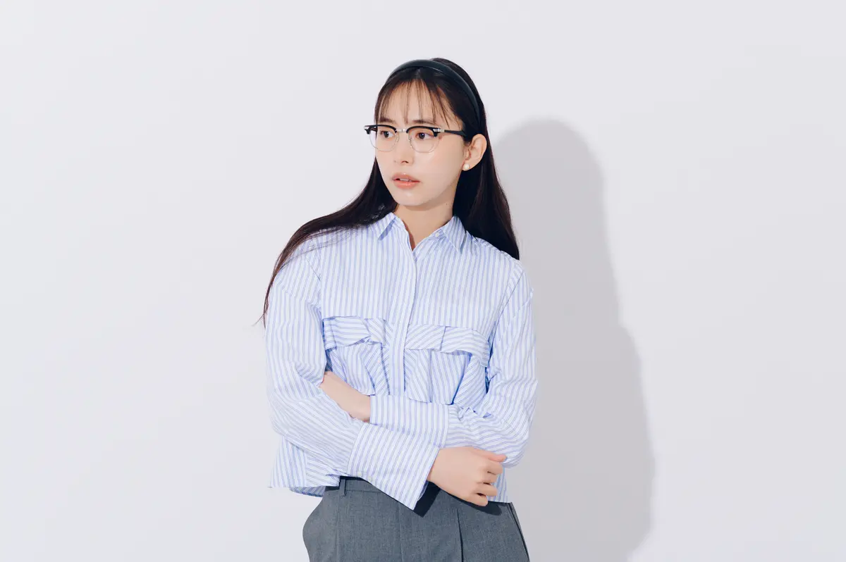 井桁弘恵　シャツとパンツコーデ　より