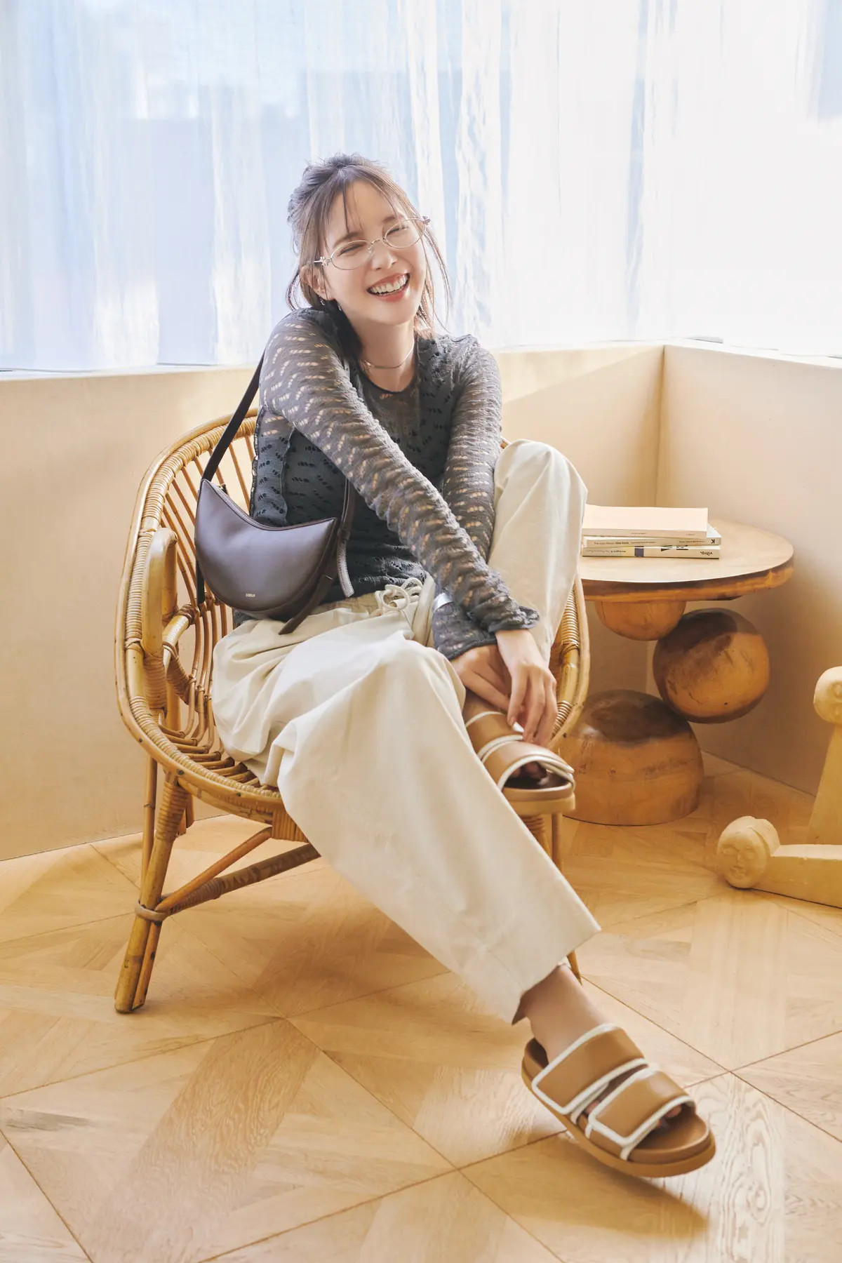 本田翼　透かし編みトップスと白パンツのコーデ