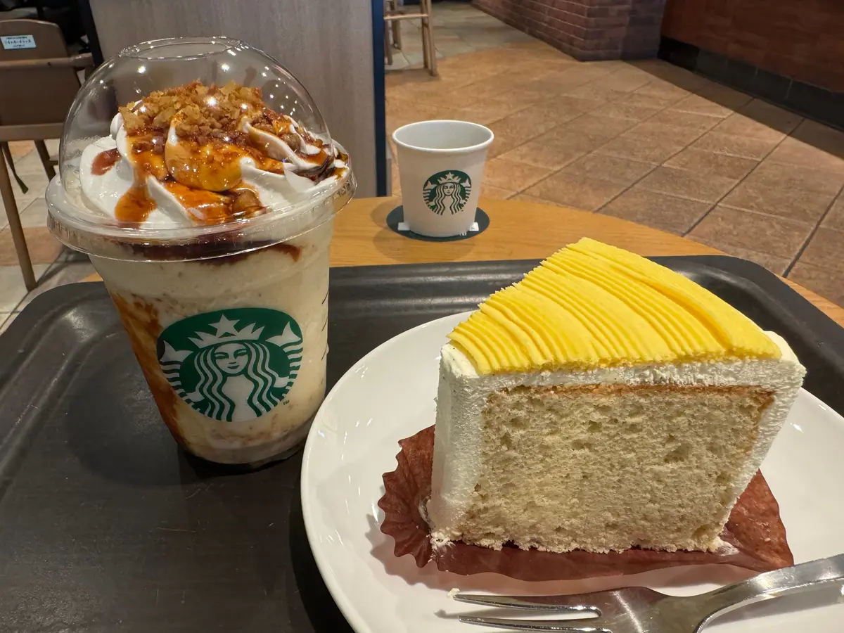 焼き芋香ばしカラメルフラペチーノとスイートポテト＆バニラシフォンケーキ