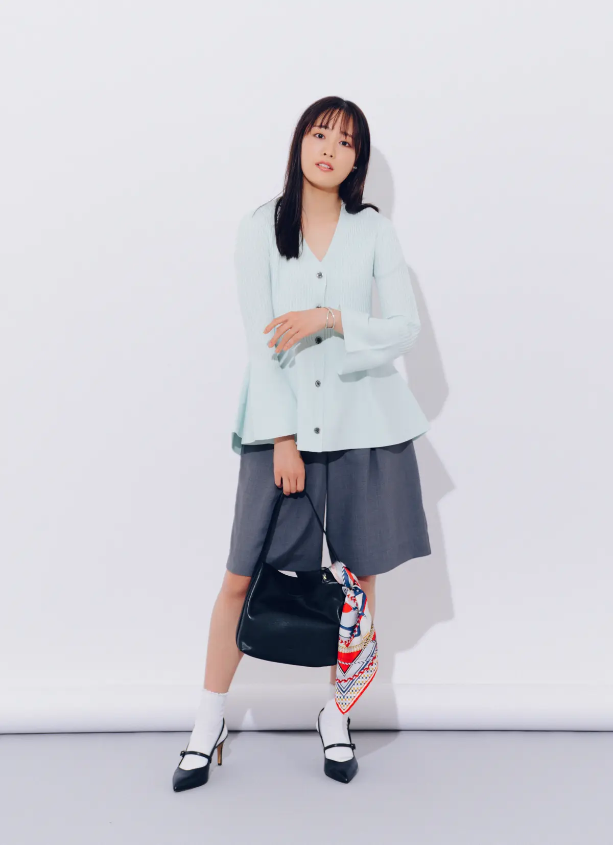 大友花恋　ニットとパンツコーデ　全身