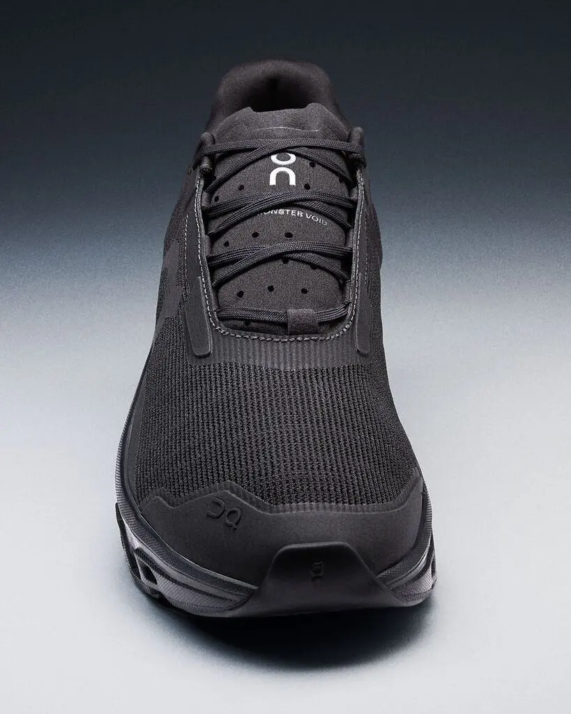 黒スニーカー　オン　スニーカー