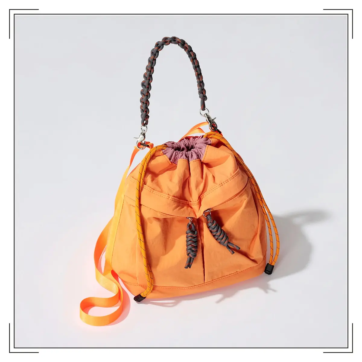 『コントロールフリーク』のオレンジ巾着バッグ