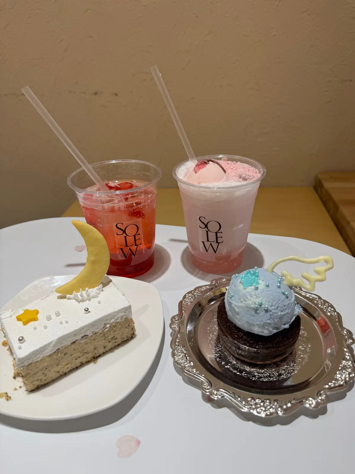 東京・新宿にある人気韓国風カフェ『SOLEW』のスイーツメニュー(ストロベリーソーダ、ウィングフォンダンショコラ、ムーンバスター、さくらソーダ)