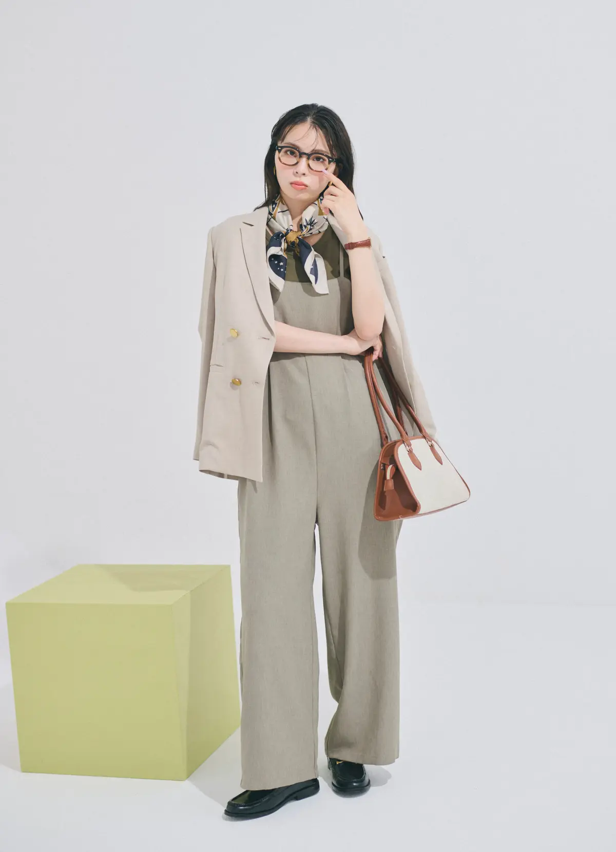 川口ゆりな　ジャケットとサロペット　全身コーデ